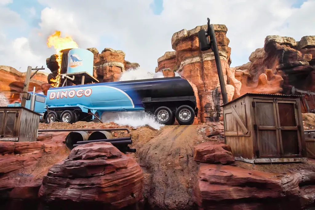🇫🇷-DISNEYLAND-PARIS_-Cars-ROAD-TRIP-_-Attraction-Walkthrough-4K-6-9-screenshot