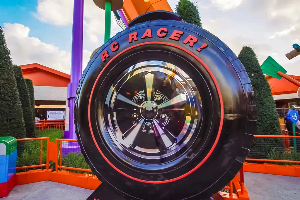 🇫🇷-DISNEYLAND-PARIS_-RC-Racer-_-Attraction-Walkthrough-4K-0-8-screenshot