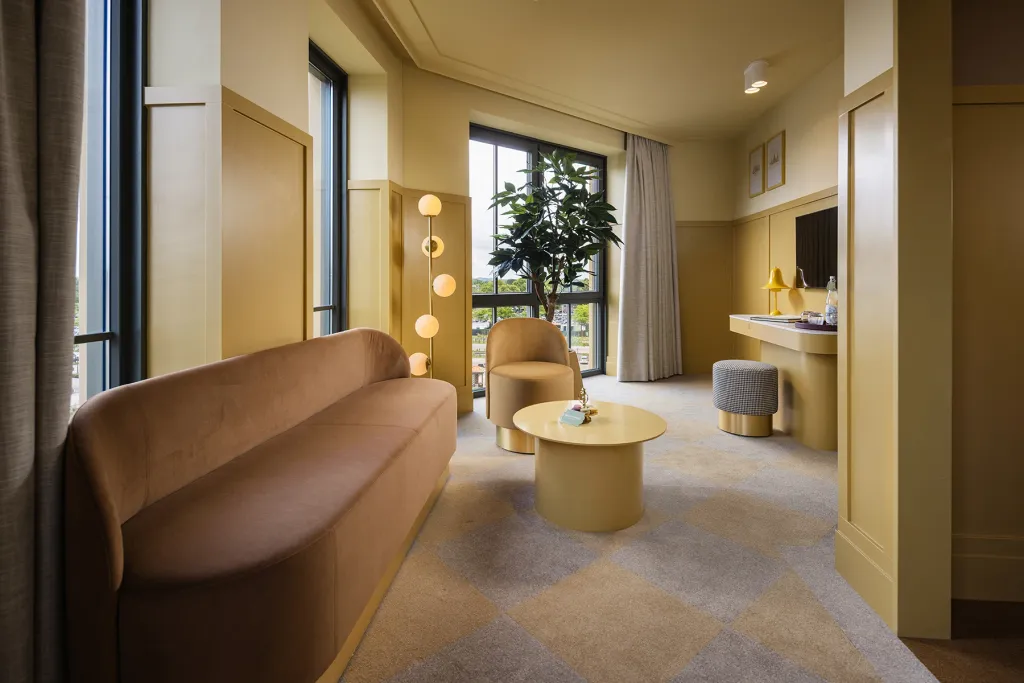 1800x1200-efteling-grand-hotel-torensuite-6p-geel-woonkamer