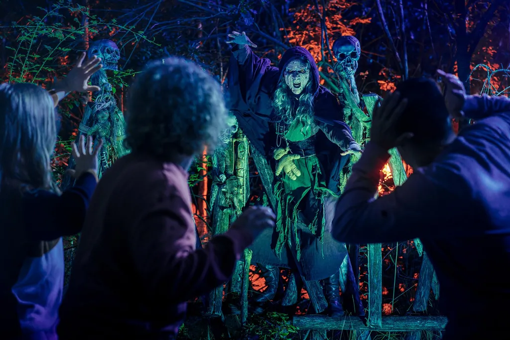 Halloween-Nights-The-Witches-Forest