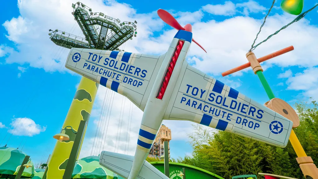 Toy-Soldiers-Parachute-Drop