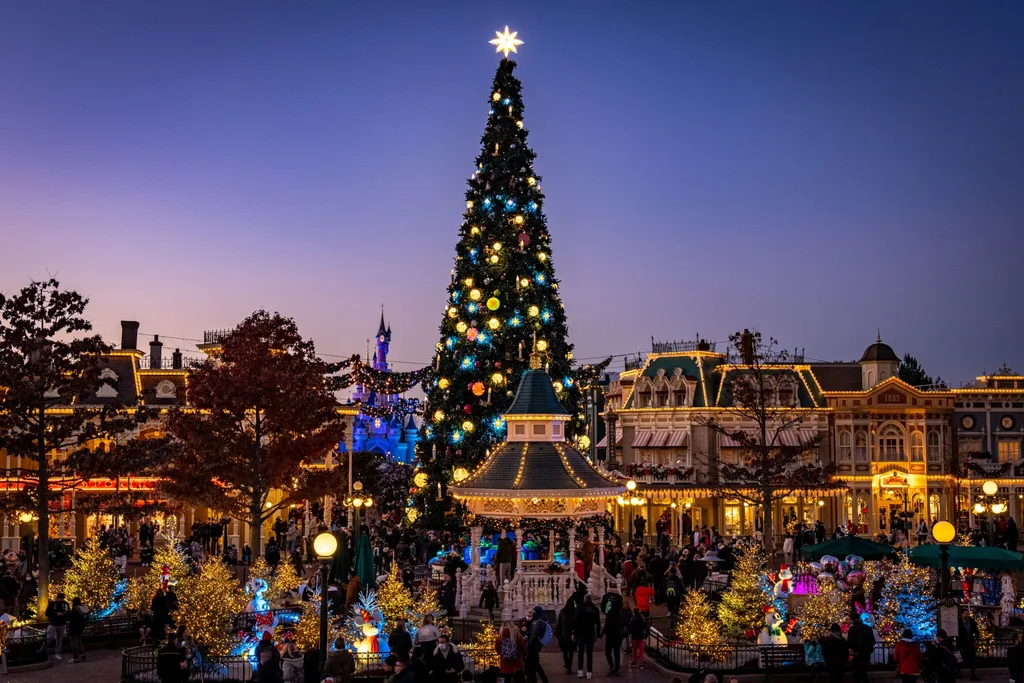 XMAS-2025_Decorations-2048x1366-1